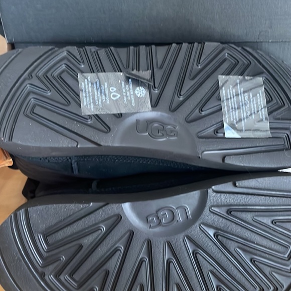 Ugg Men’s Classic Mini Lace Up Weather Suede Boot. - Picture 4 of 7